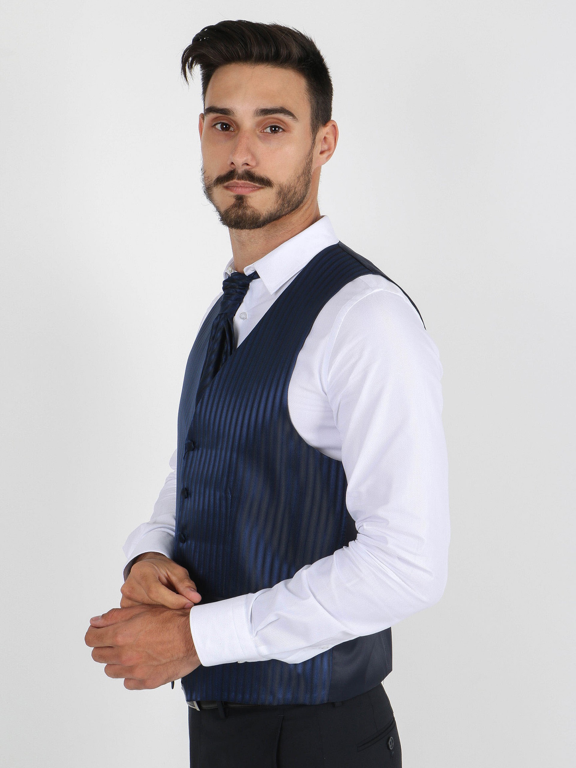 Chaleco de ceremonia con corbata