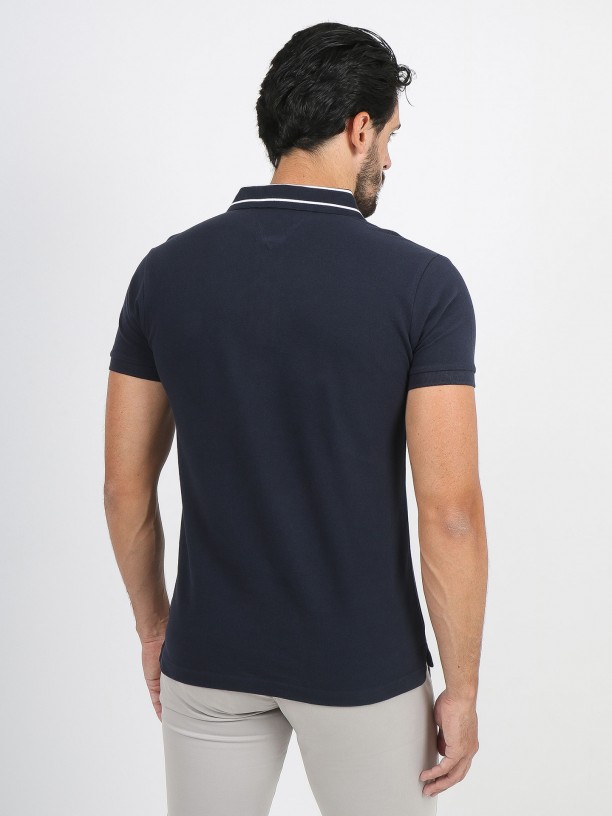 Polo piqué de algodão com detalhe na gola Polo piqué de algodão com detalhe na gola