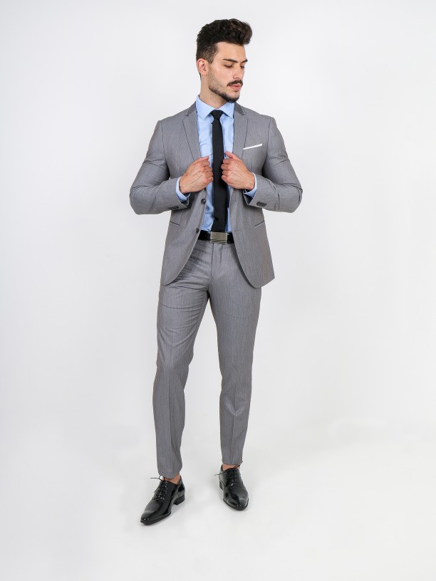 Fato liso slim fit detalhe na lapela