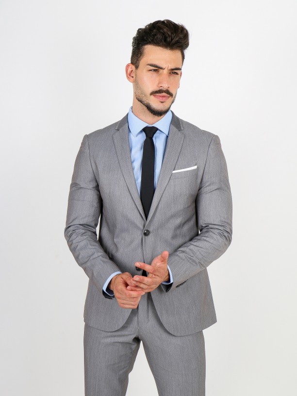 Fato liso slim fit detalhe na lapela