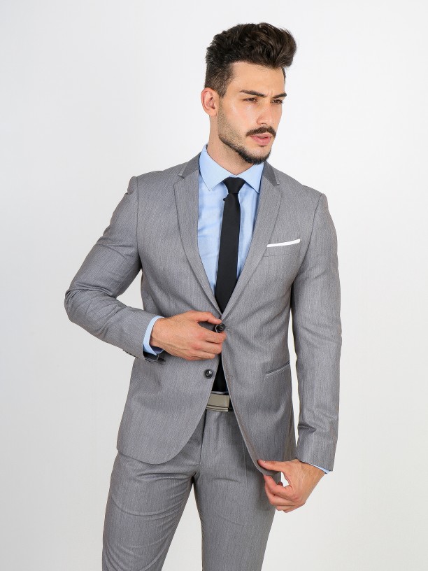 Fato liso slim fit detalhe na lapela