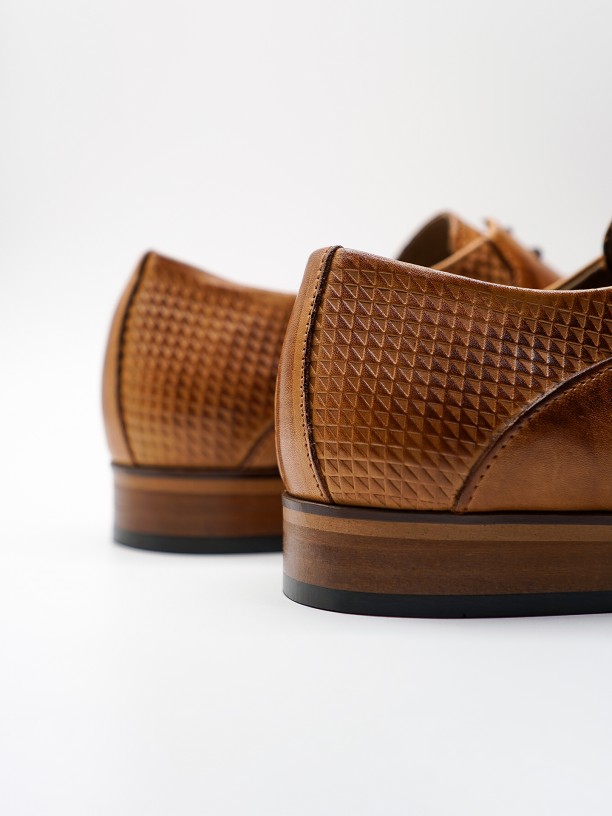 Pattern detail elegant leather shoes