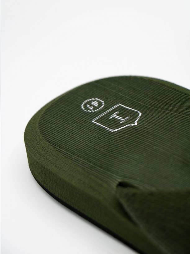 Plain-colored flip flops with logo