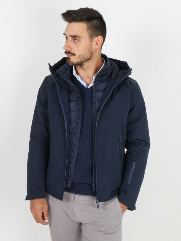 Chaqueta técnica con vista interior y capucha Chaqueta técnica con vista interior y capucha