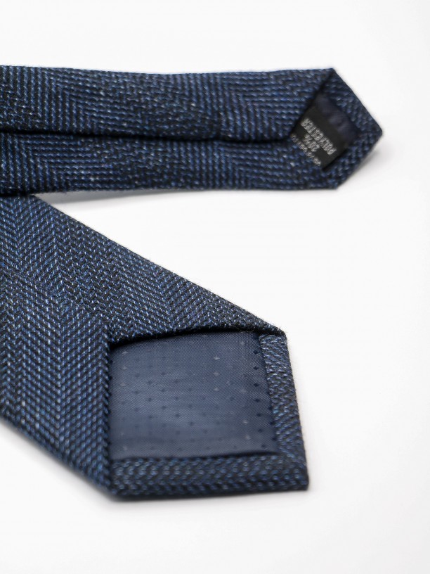 Knit tie with pattern