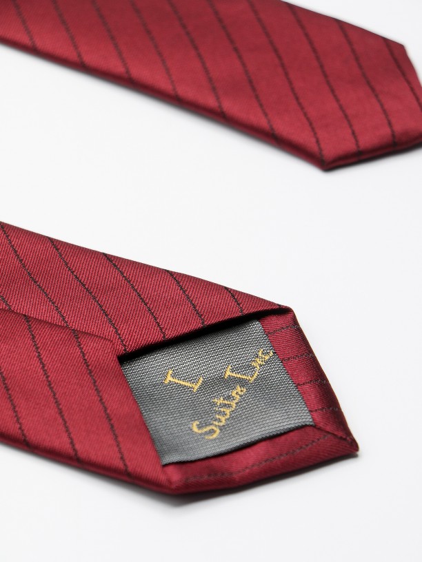 Slim tie with stripes pattern