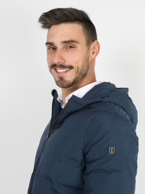 Anorak técnico smart con capucha Anorak técnico smart con capucha