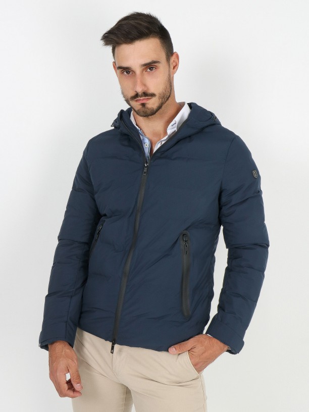 Anorak técnico smart con capucha Anorak técnico smart con capucha