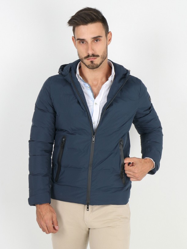 Anorak técnico smart con capucha Anorak técnico smart con capucha