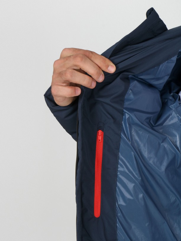 Anorak técnico smart con capucha Anorak técnico smart con capucha