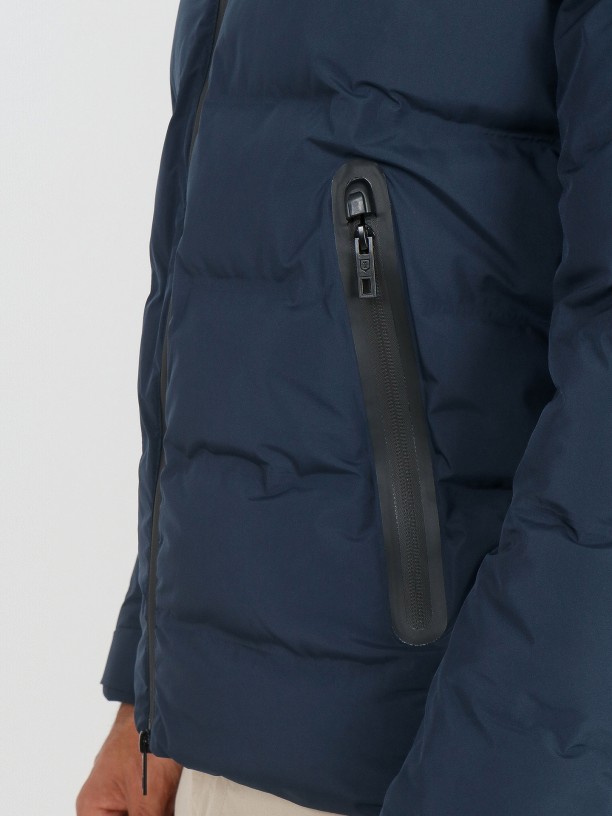 Anorak técnico smart con capucha Anorak técnico smart con capucha