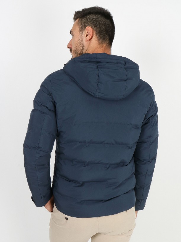 Anorak técnico smart con capucha Anorak técnico smart con capucha