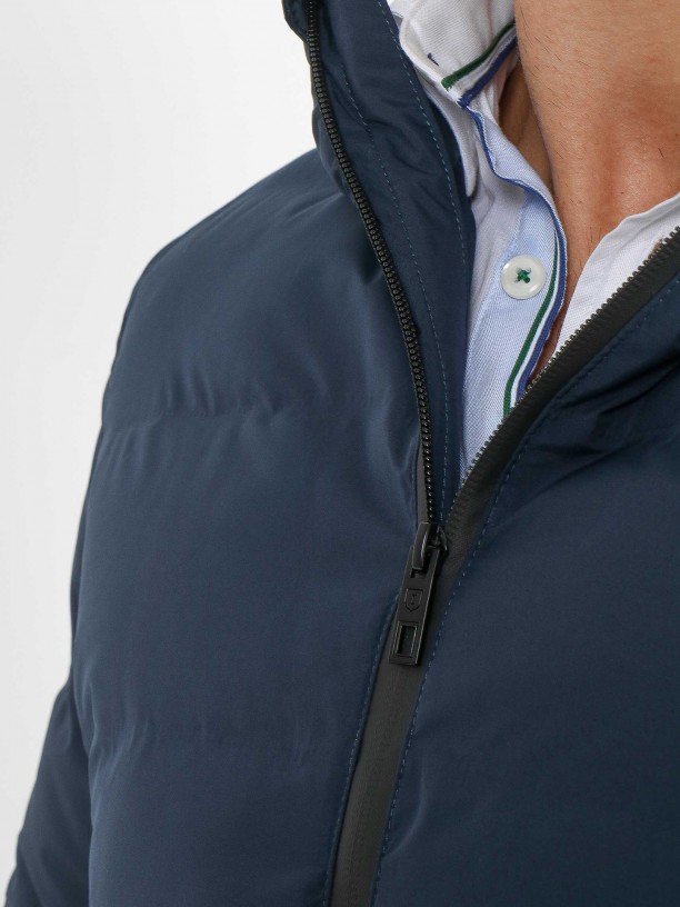 Anorak técnico smart con capucha Anorak técnico smart con capucha