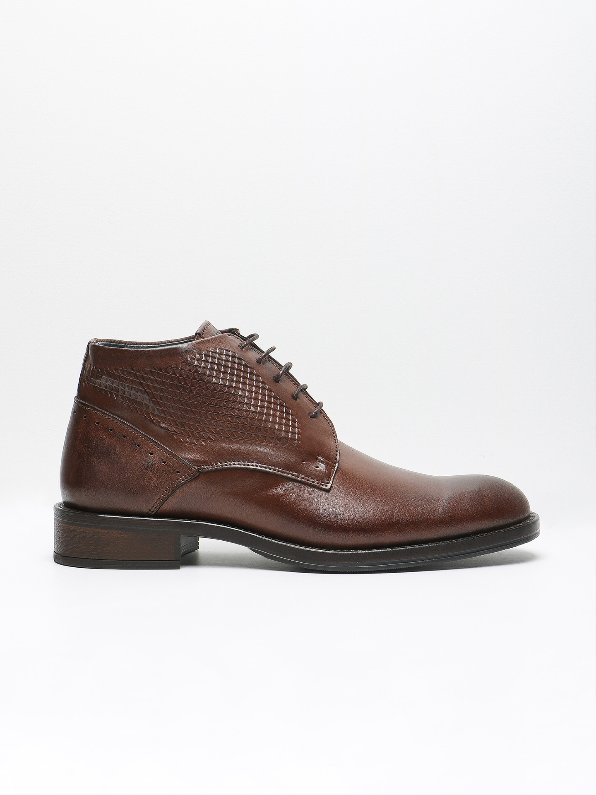 Botim de pele polida com padrão relevo