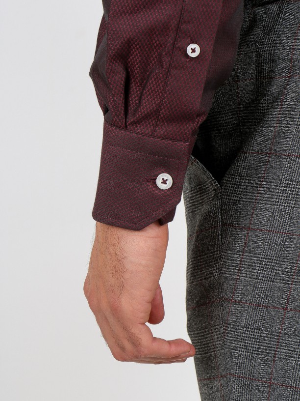 Camisa clássica slim fit padrão estruturado Camisa clássica slim fit padrão estruturado