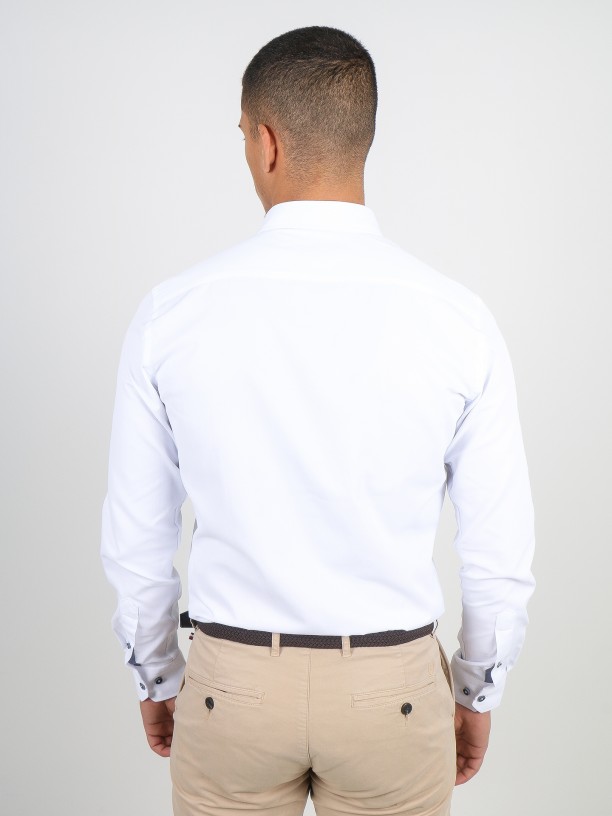 Microstructure shirt with contrasting buttons