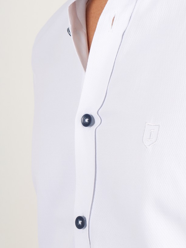 Microstructure shirt with contrasting buttons