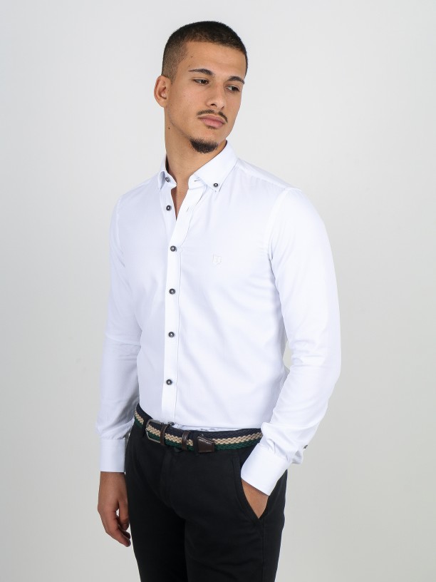Camisa micro estrutura com botões a contrastar Camisa micro estrutura com botões a contrastar