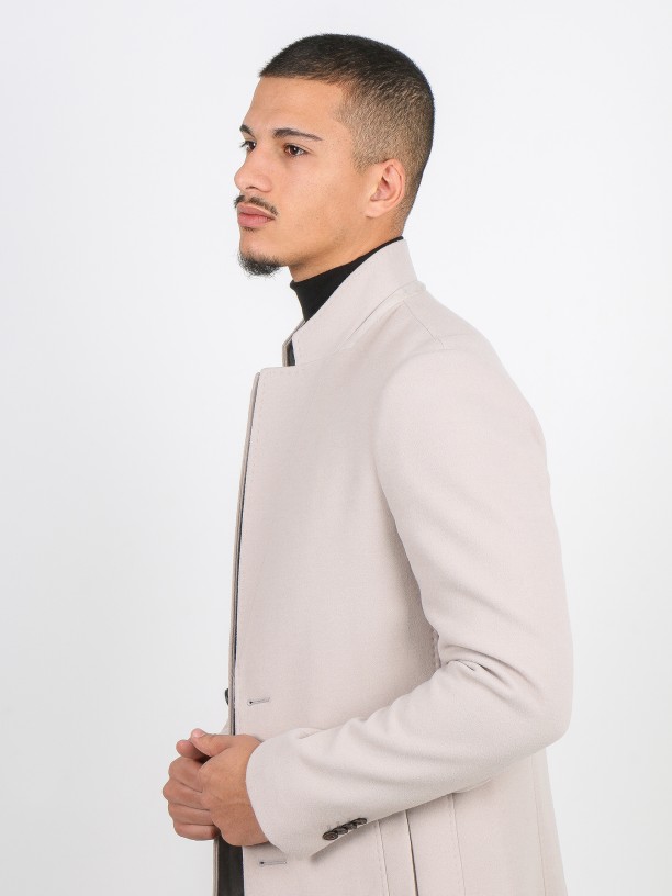 Sobretudo slim fit lapela invertida Sobretudo slim fit lapela invertida