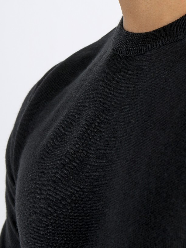 Round neck knitted wool sweater