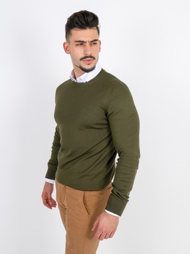 Round neck knitted wool sweater