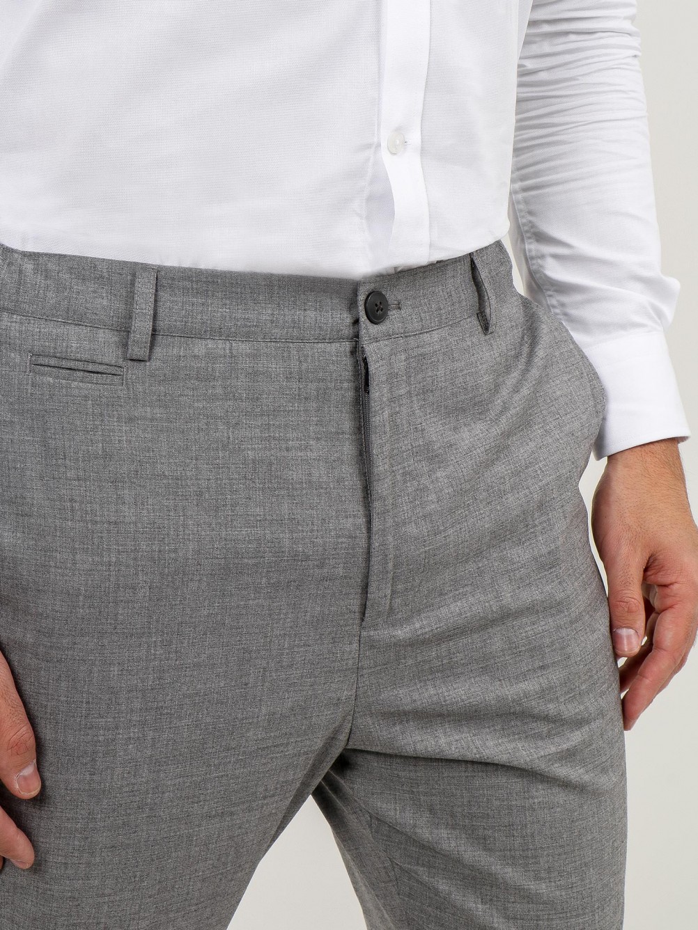 Pantalones slim fit dobladillo corto
