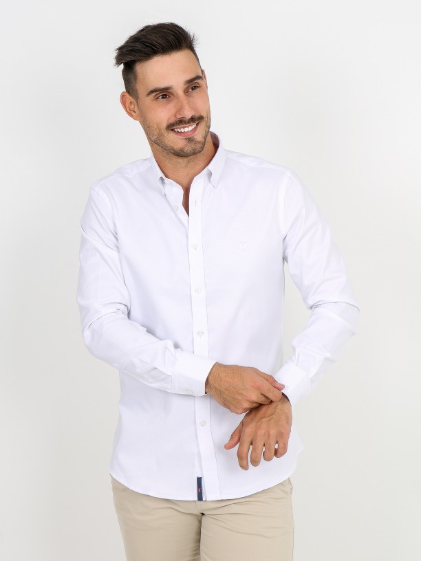 Camisa casual lisa con bordado Camisa casual lisa con bordado