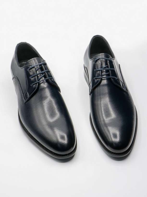 Elegant shoes in matte varnished leather