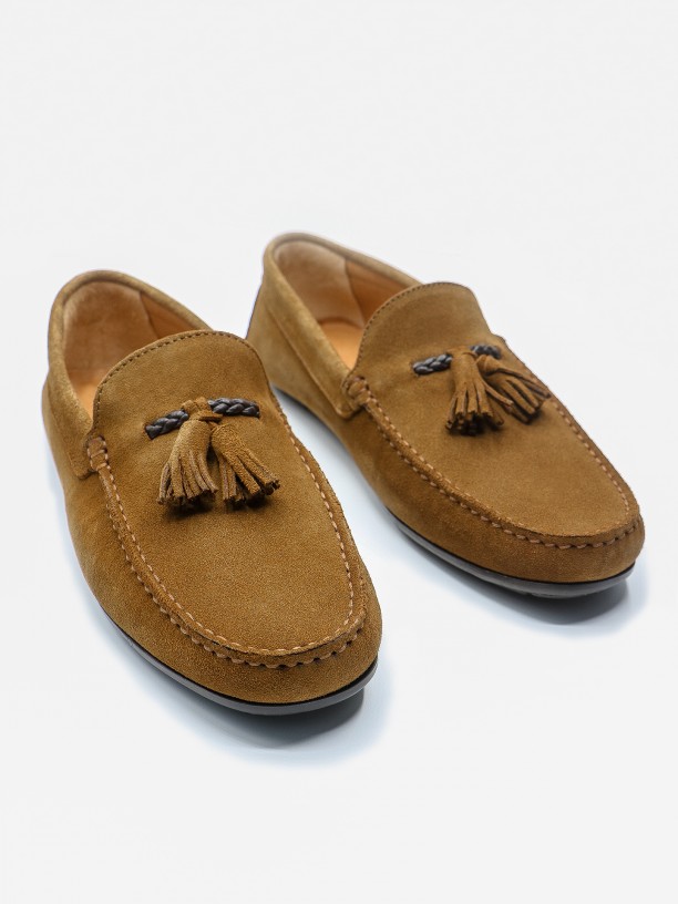 Casual leather moccasin with tassels
