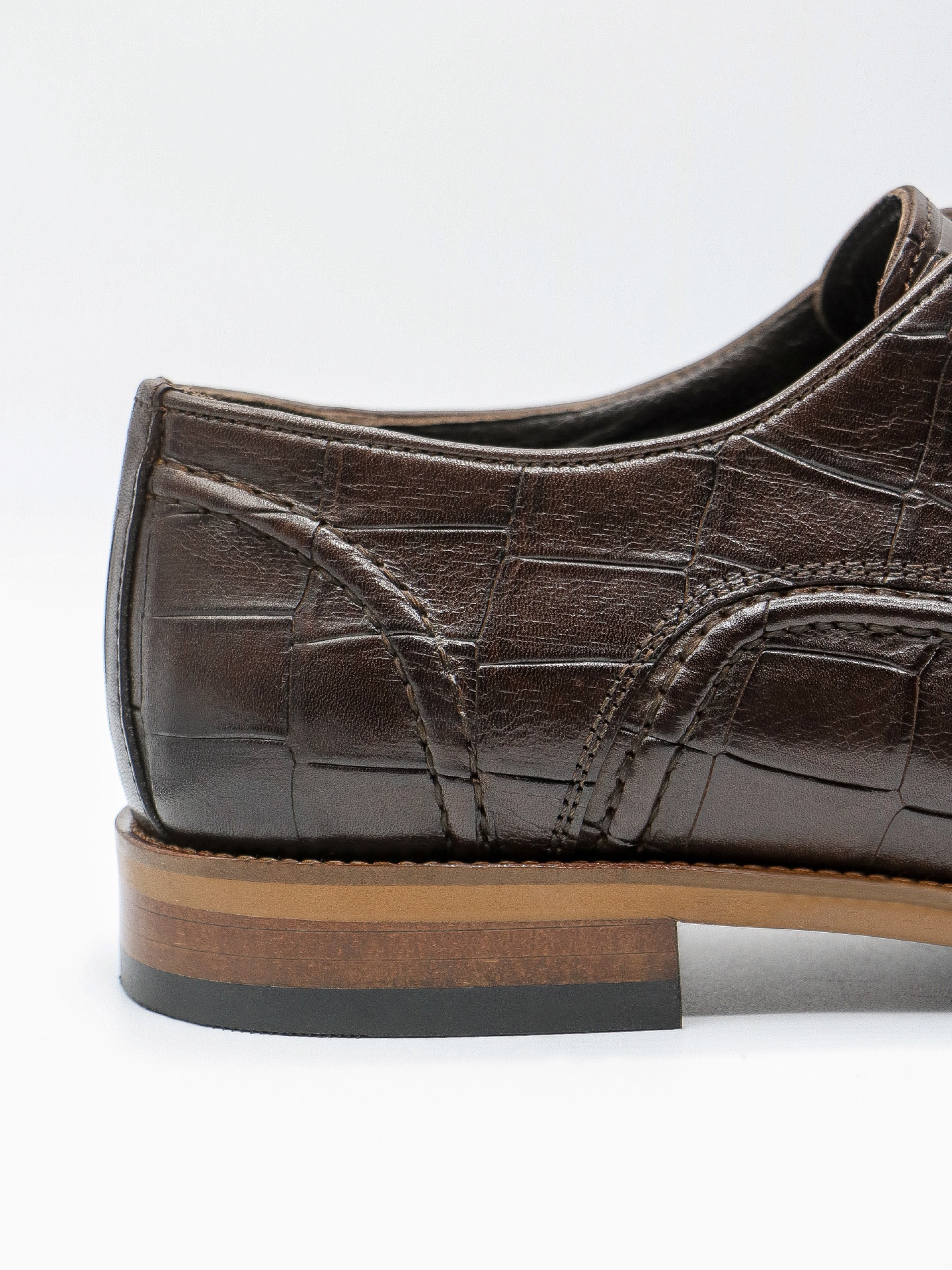 Sapato elegante de pele com padrão crocodilo