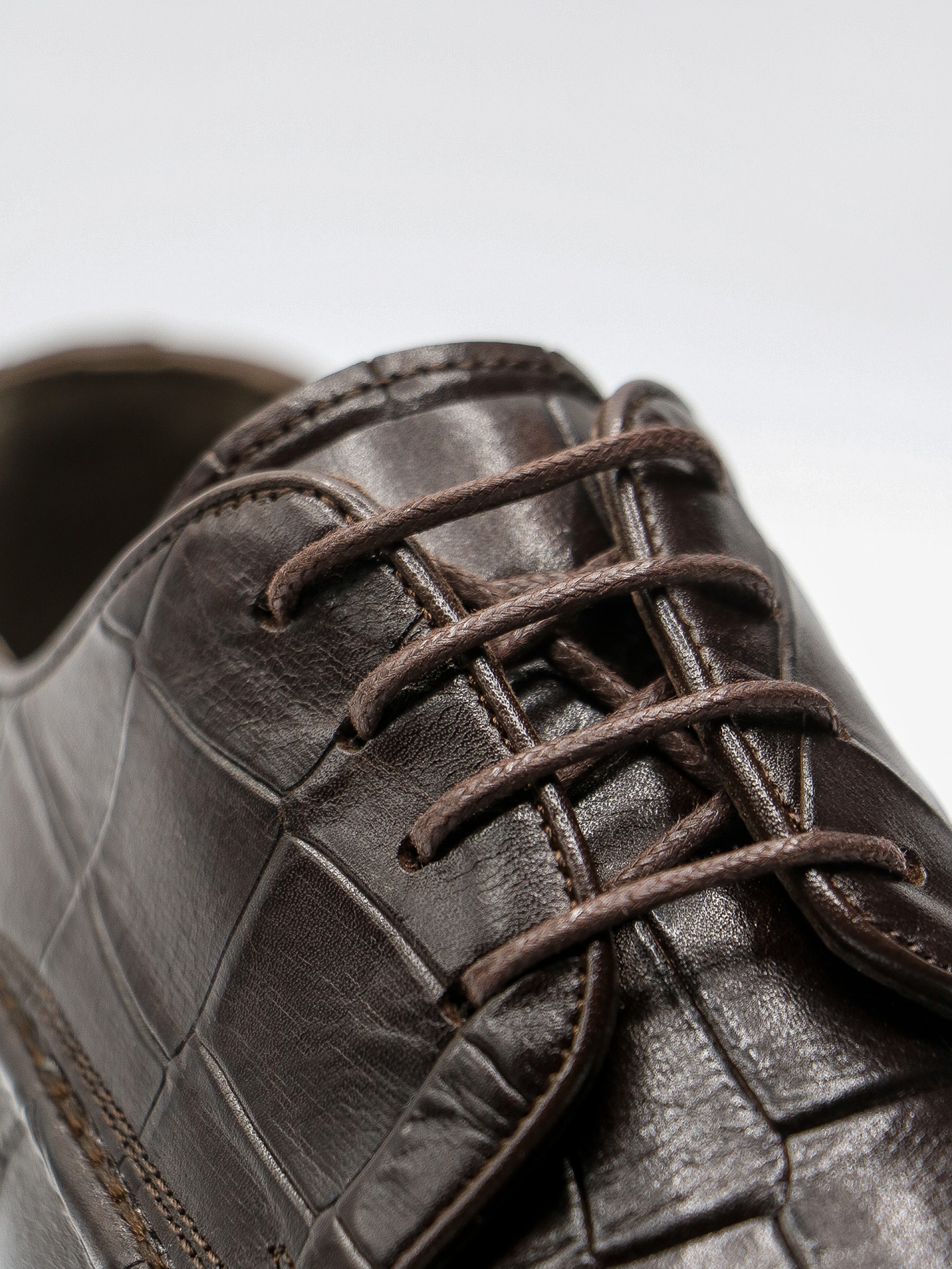 Sapato elegante de pele com padrão crocodilo