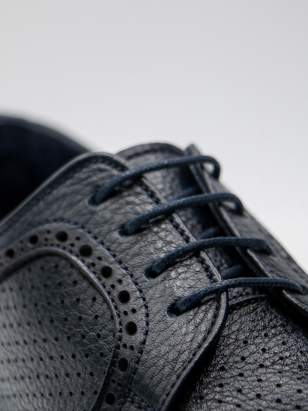 Sapato elegante picado de pele flexível Sapato elegante picado de pele flexível