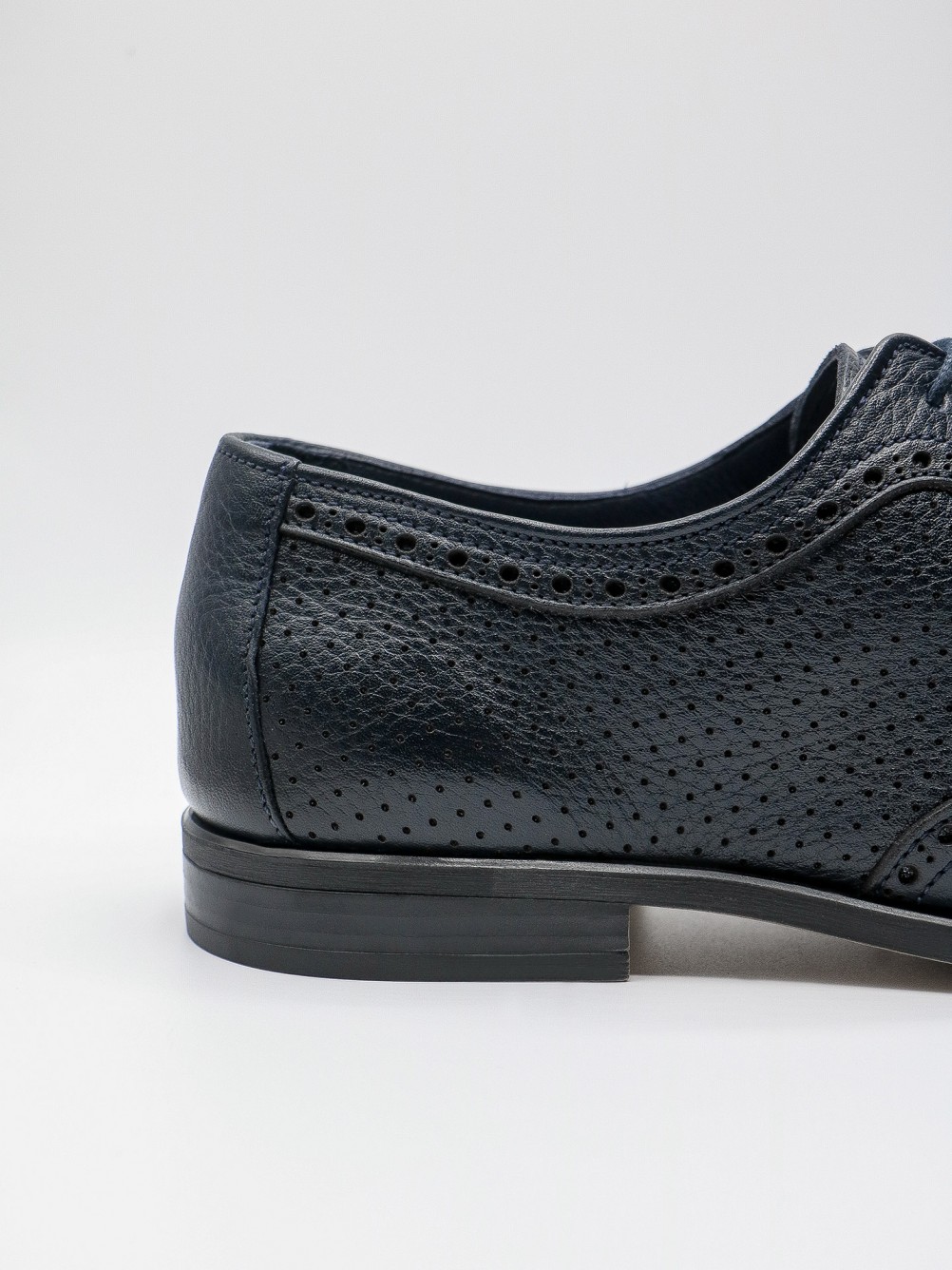 Sapato elegante picado de pele flex�vel