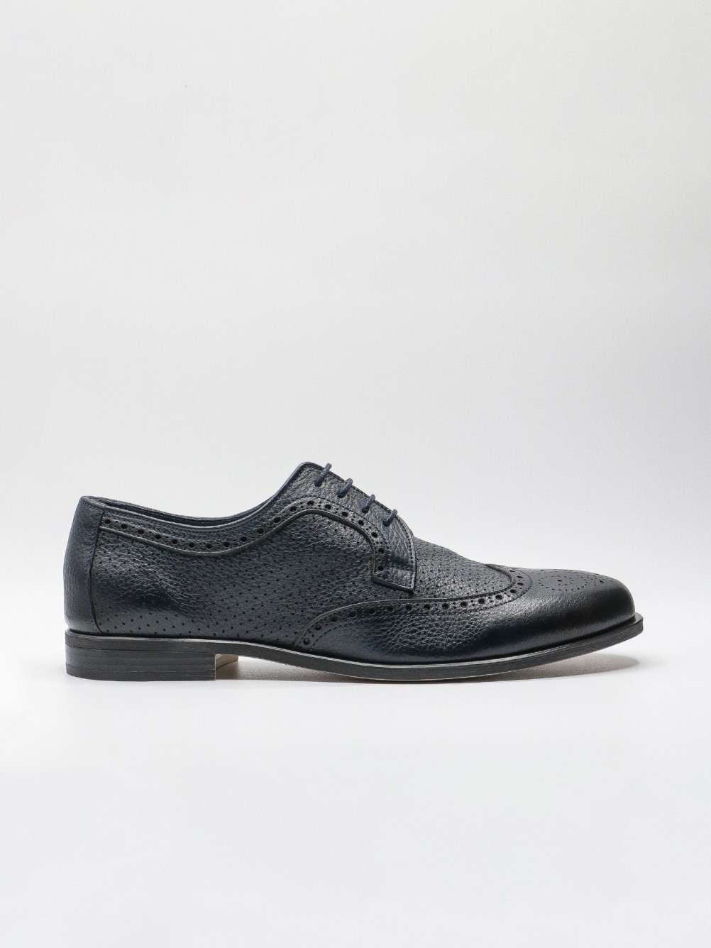 Sapato elegante picado de pele flexível