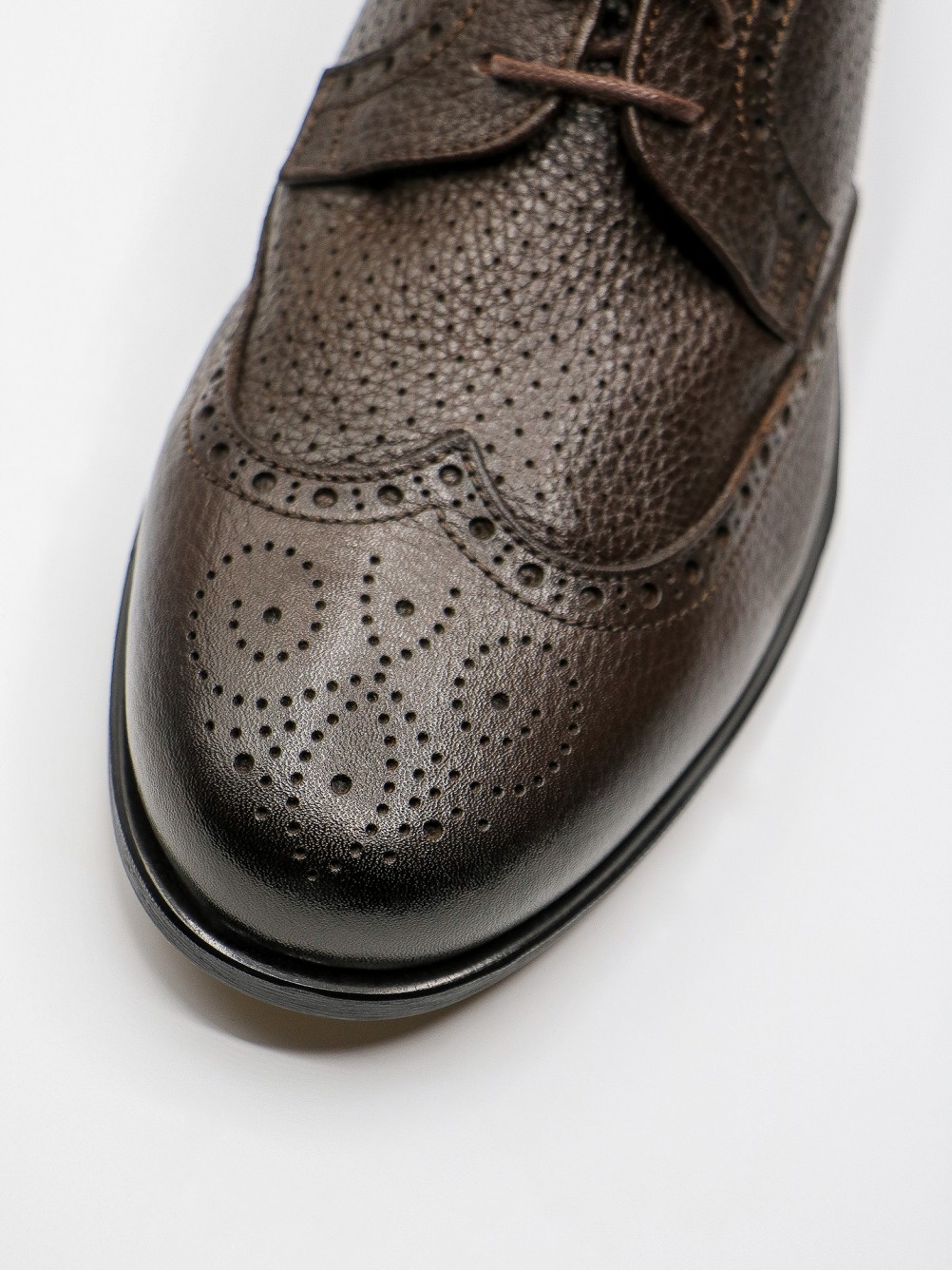 Sapato elegante picado de pele flex�vel