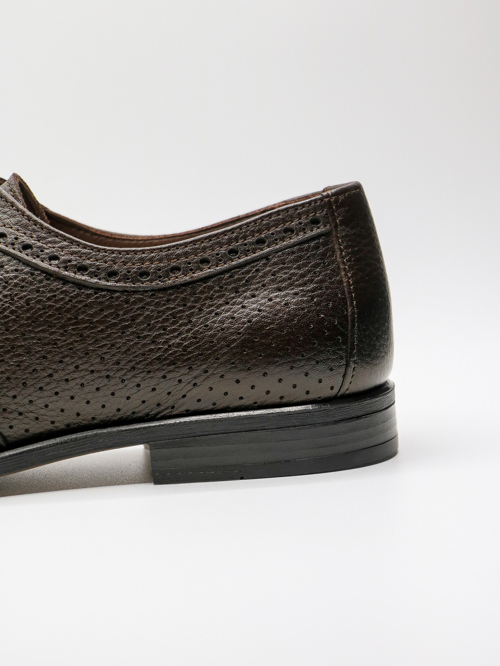 Sapato elegante picado de pele flex�vel