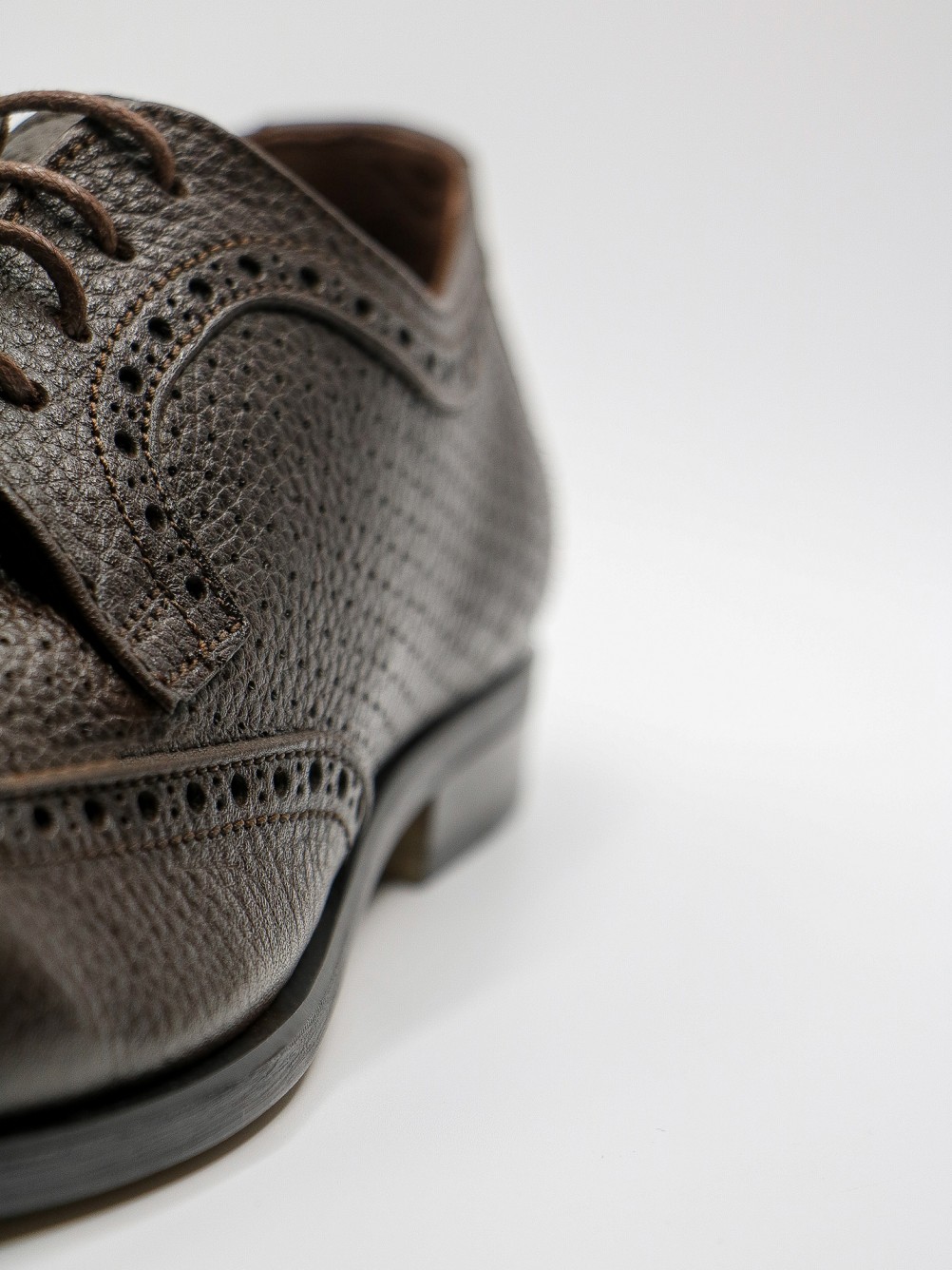 Sapato elegante picado de pele flex�vel