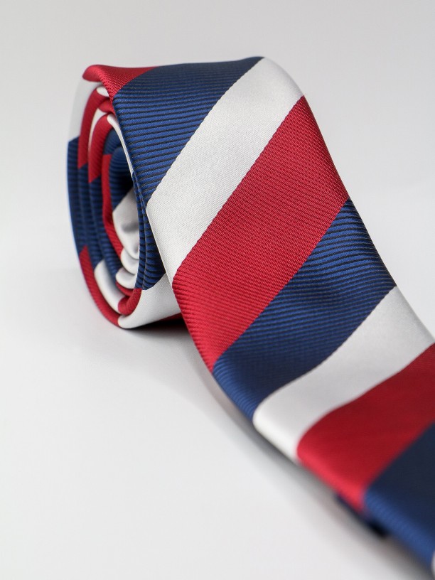 Slim tie with stripes pattern