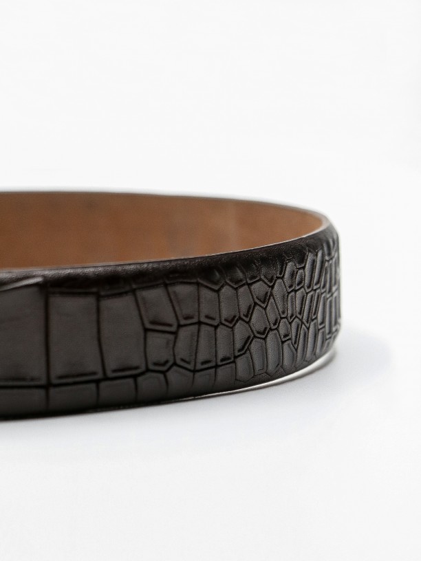 Leather elegant belt with crocodile pattern