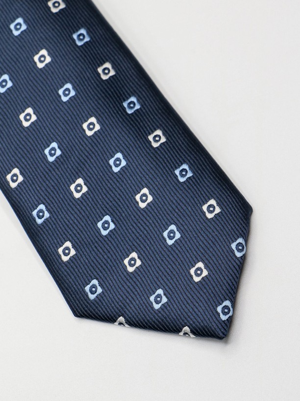 Slim tie with flower pattern