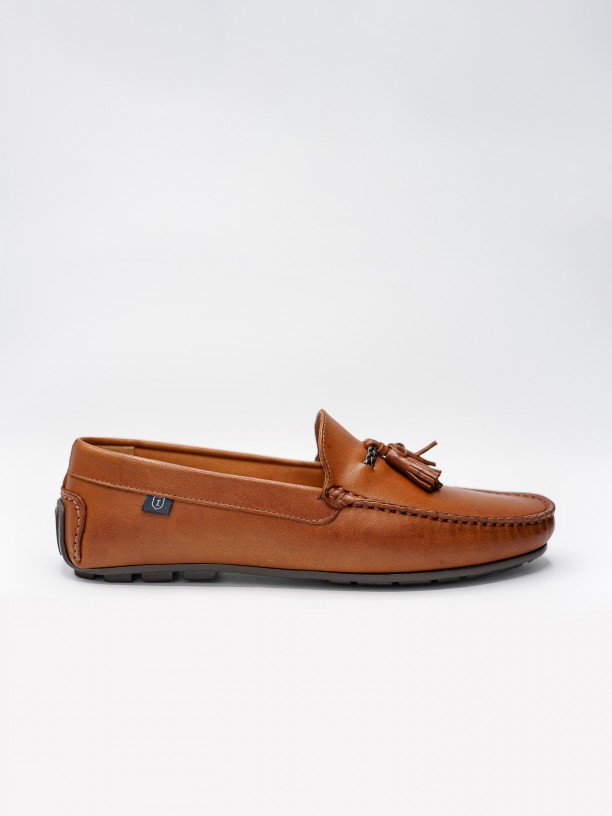 Casual leather moccasin with tassels