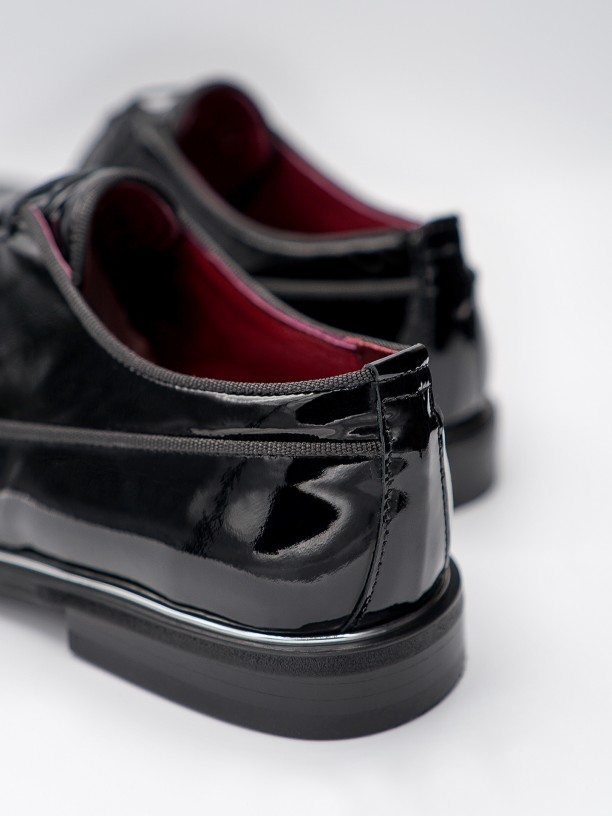 Varnish leather elegant shoes