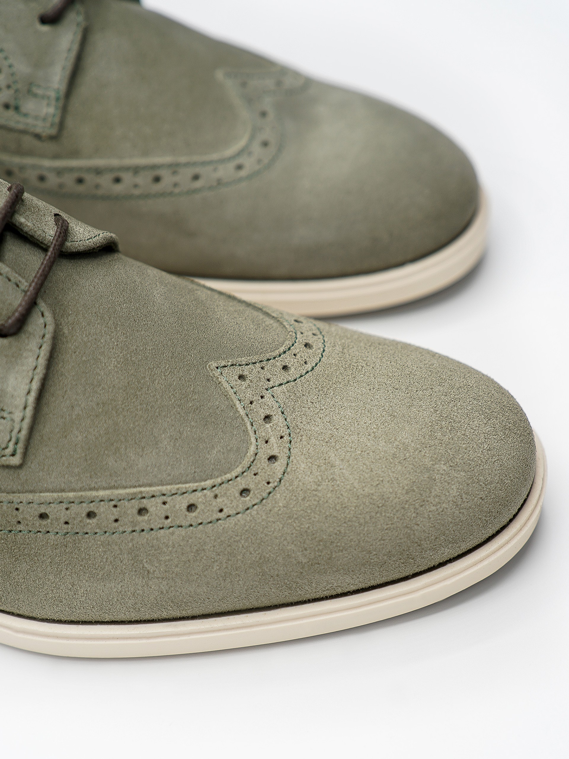 Zapato casual de piel ante picado