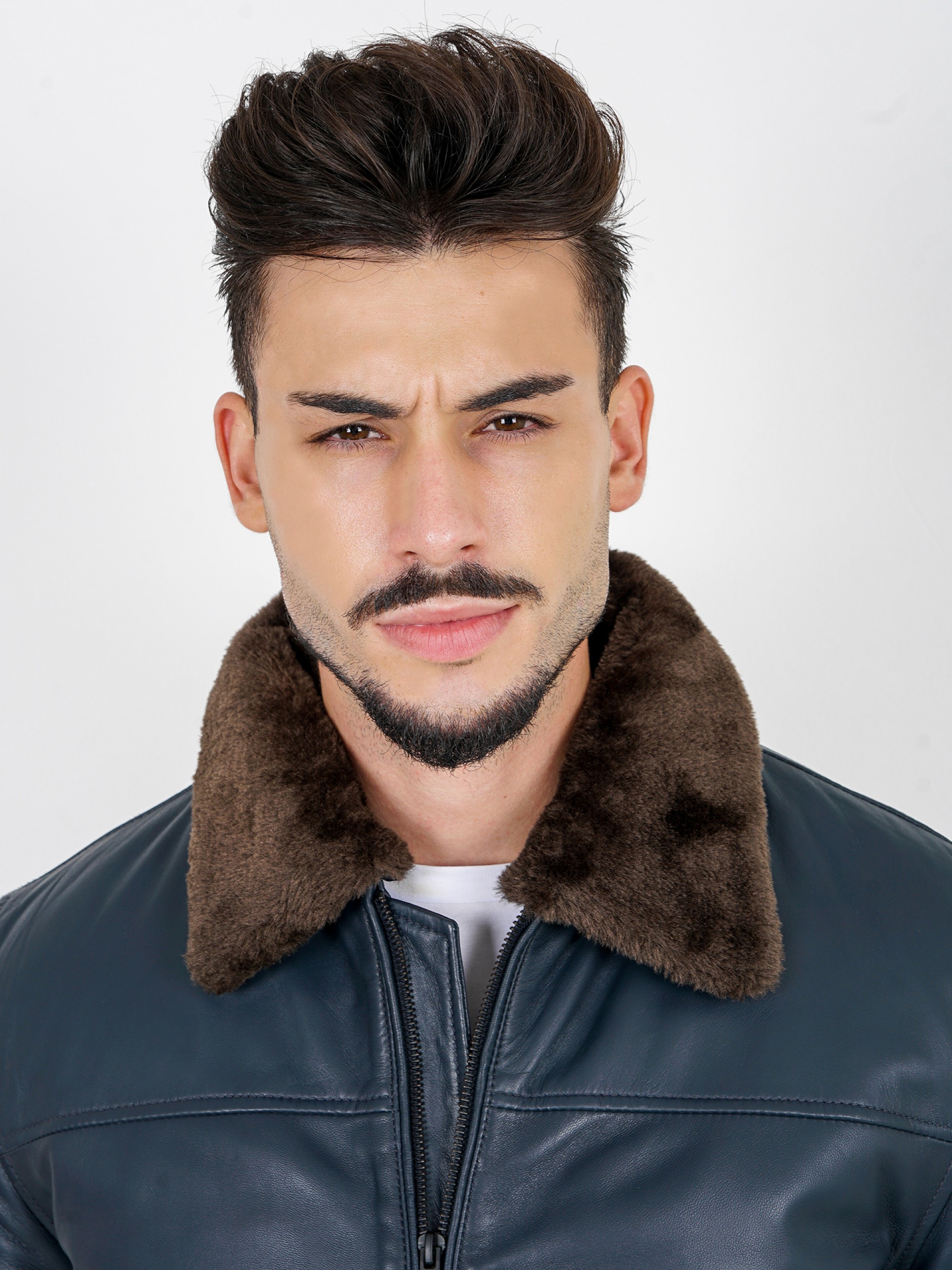 Leather jacket with removable fur collar