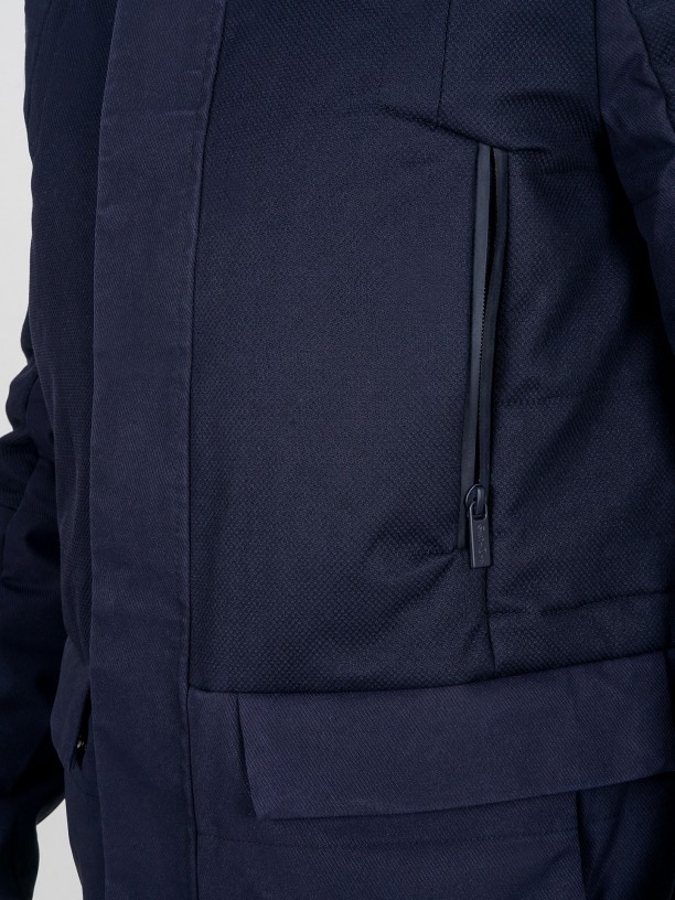 Parka técnica estruturada com capuz Parka técnica estruturada com capuz