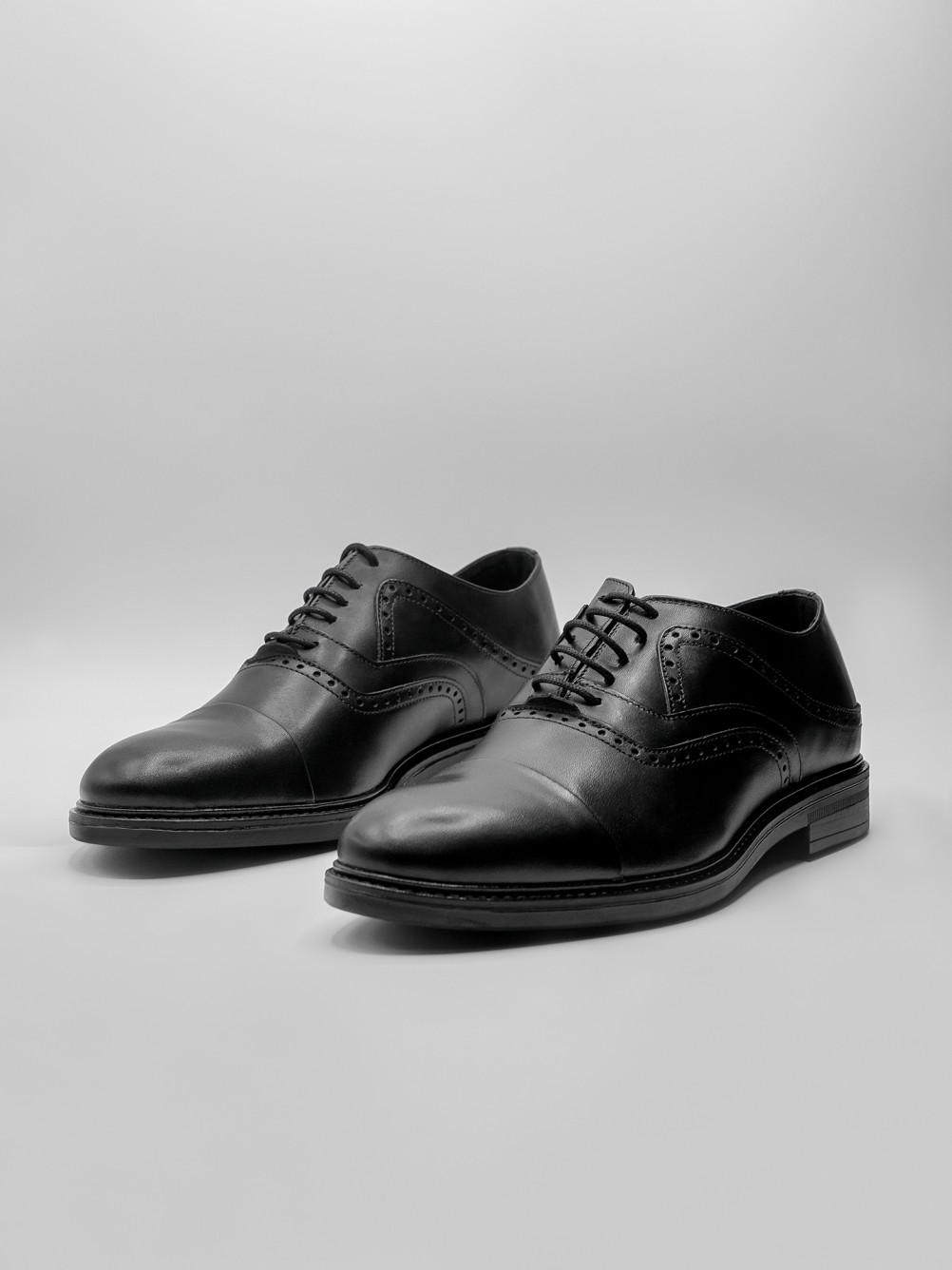 Zapato de vestir de piel picado