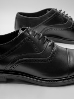 Zapato de vestir de piel picado