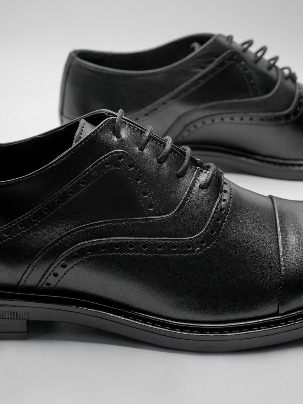 Zapato de vestir de piel picado