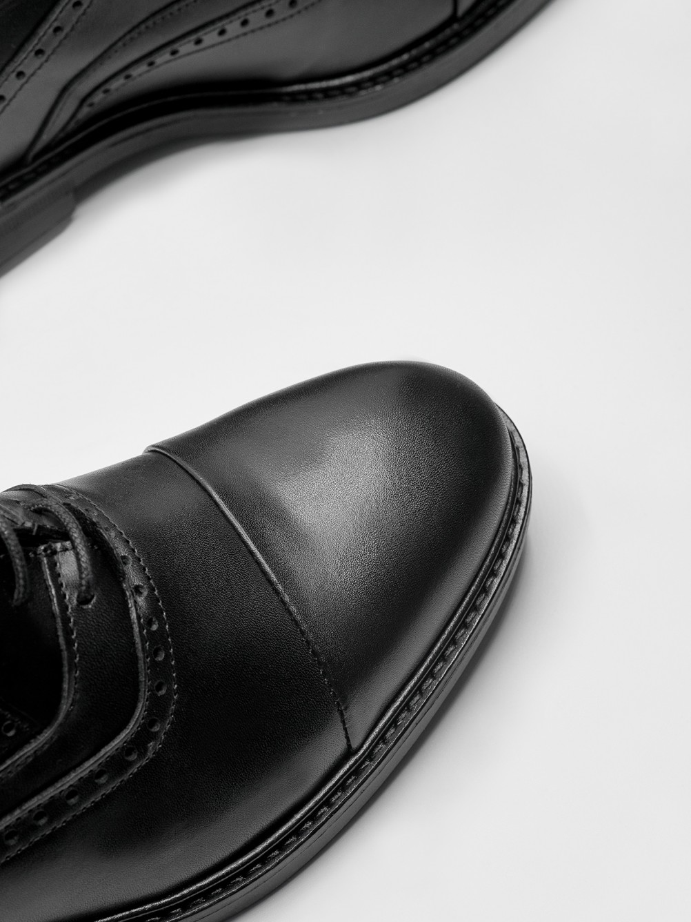 Zapato de vestir de piel picado