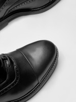 Zapato de vestir de piel picado